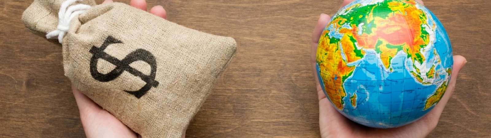 Comunidad latinoamericana participando en un proyecto de economía participativa con impacto social y financiero.