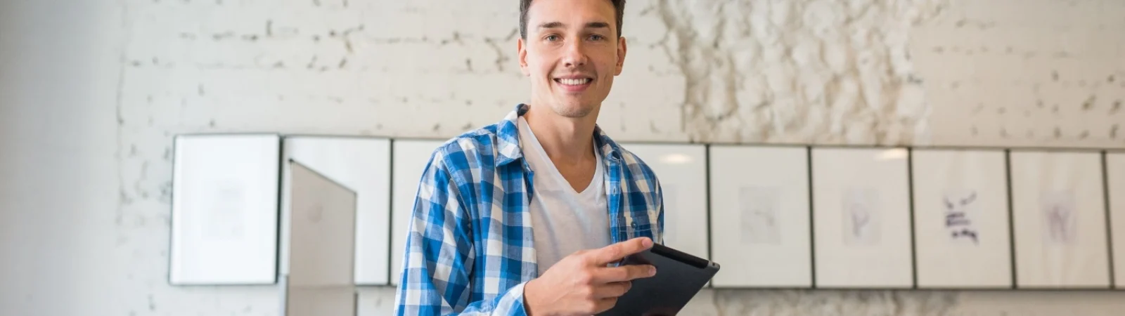 Persona aprendiendo sobre inteligencia financiera desde cero en su hogar con herramientas simples.