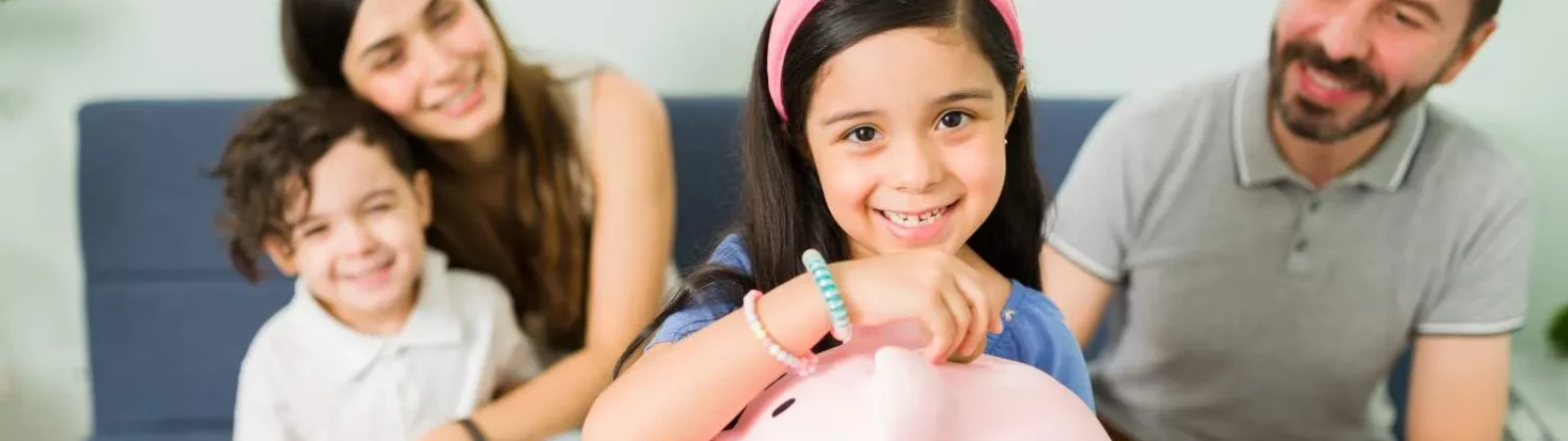 Familia planificando su presupuesto financiero con una libreta y calculadora.